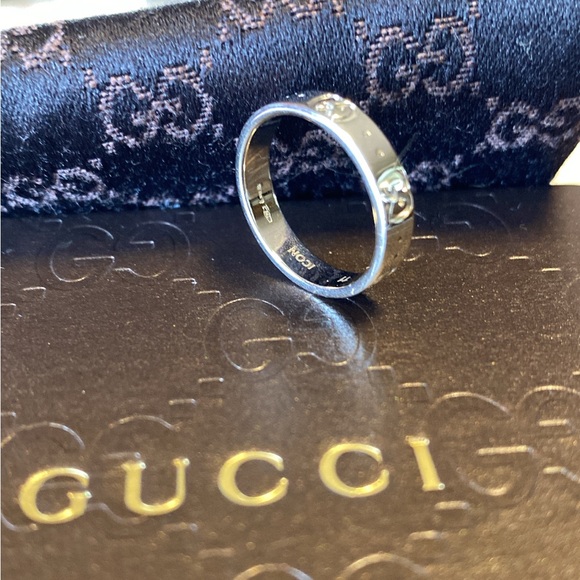 Gucci Icon 18k White Gold GG Logo Ring - Picture 1 of 9